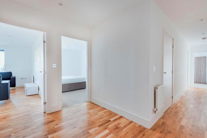 3 Bedroom Flat To Rent In Leven Road, London, E14