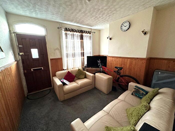 3 Bedroom Terraced House For Sale In Midland Road, High Town, Luton, Bedfordshire, LU2