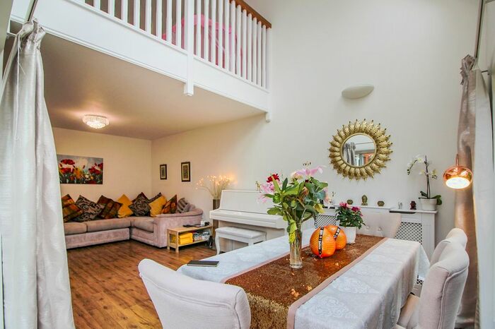 4 Bedroom Semi-Detached House To Rent In Holmesdale Avenue, Redhill, RH1