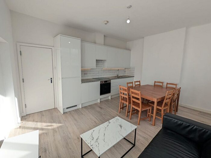 3 Bedroom Flat To Rent In High Road, Willesden, London, NW10