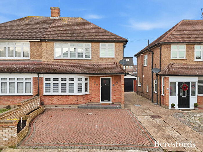 3 Bedroom Semi Detached House For Sale In Trent Avenue, Upminster, RM14