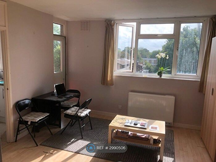 Studio To Rent In Avon Court, London, SW15