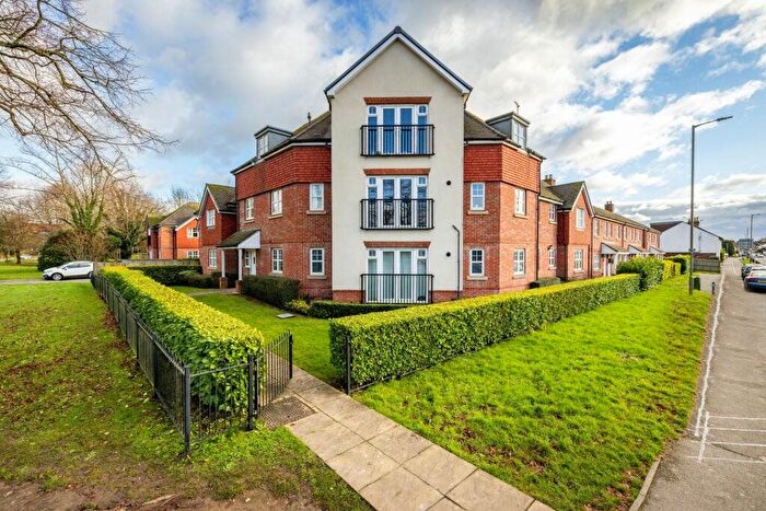 2 Bedroom Flat To Rent In Limes Close, Redhill, RH1