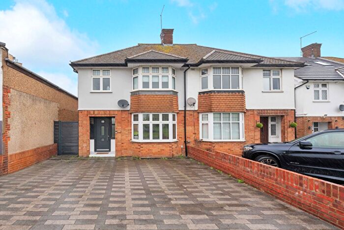 3 Bedroom Semi-Detached House For Sale In St Albans Road, Watford, WD25