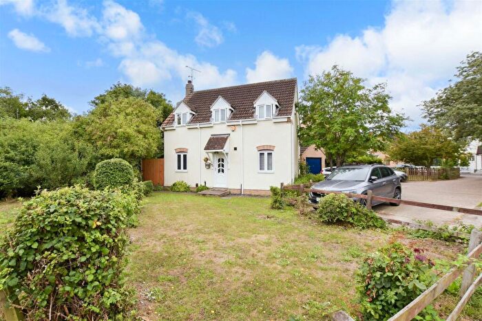 4 Bedroom Detached House For Sale In Woodberry Road, Wickford, Essex, SS11