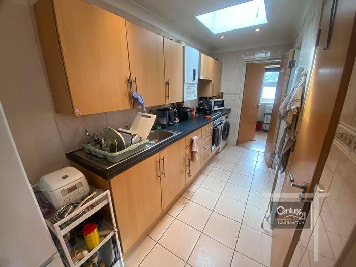 3 Bedroom Flat To Rent In |Ref: |, Portswood Road, Southampton, SO17