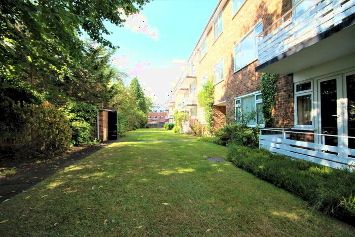 2 Bedroom Flat To Rent In Lindfield Gardens, Guildford, GU1