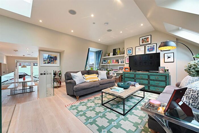 2 Bedroom Maisonette For Sale In Ormiston Grove, London, W12