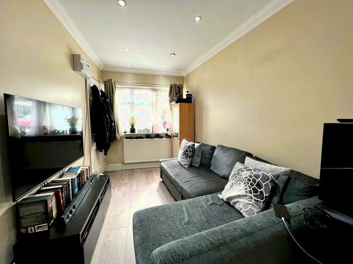 1 Bedroom Flat To Rent In Kenton Gardens, Harrow, HA3