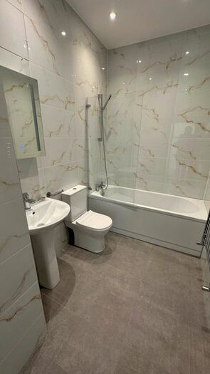 2 Bedroom Flat To Rent In High Street, Hounslow, TW3