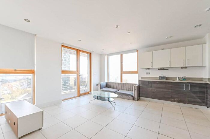 2 Bedroom Flat To Rent In Streamlight Tower, Canary Wharf, London, E14