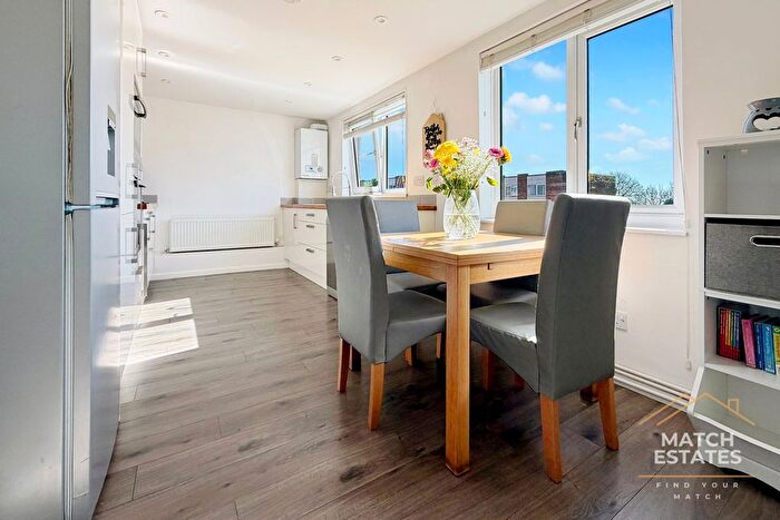 2 Bedroom Flat For Sale In Holywell Avenue, Folkestone, Kent, CT19