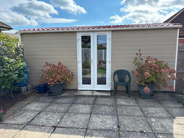 3 Bedroom Detached Bungalow For Sale In Chrystals Road, Hornsea, HU18