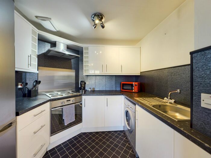 2 Bedroom Flat To Rent In Chandlers Court, Victoria Dock, HU9