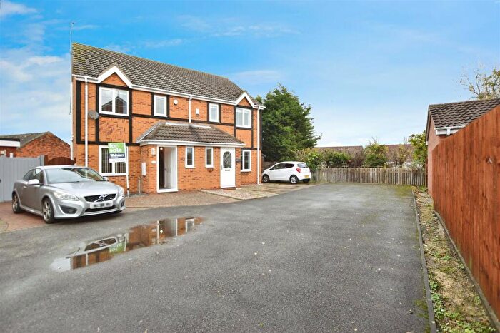 3 Bedroom Semi-Detached House For Sale In Robinia Drive, Hull, HU4