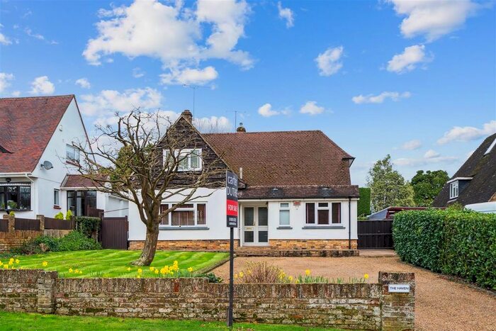 3 Bedroom Detached House For Sale In Denham Green Lane, Denham, Uxbridge, UB9