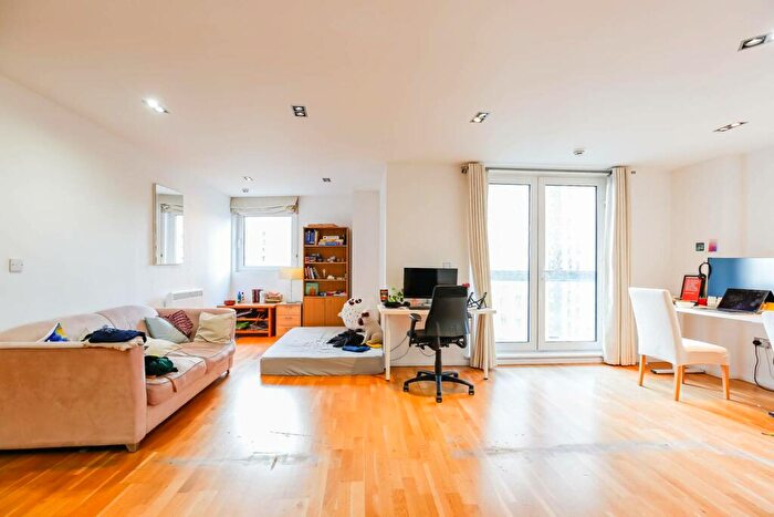 2 Bedroom Flat To Rent In City Tower, Canary Wharf, London, E14