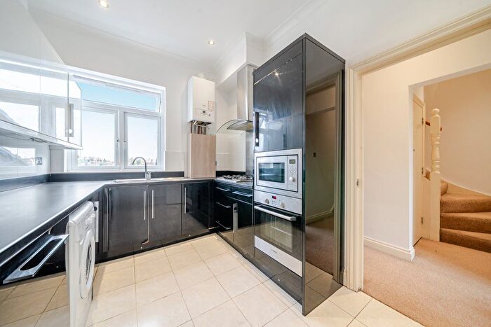 3 Bedroom Flat To Rent In Fulham Palace Road, London, SW6