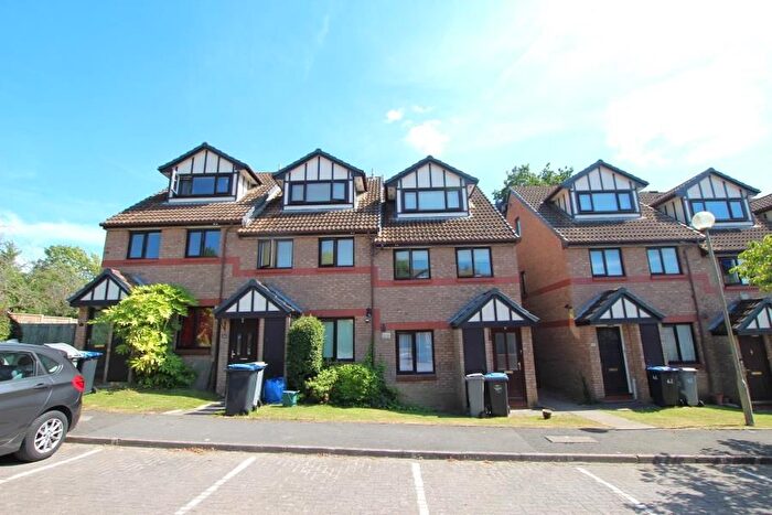 2 Bedroom Flat To Rent In Viewfield Close, Kenton, HA3