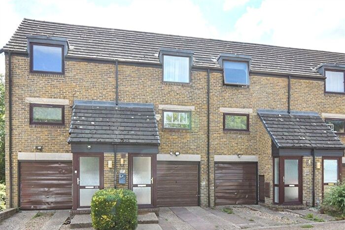 2 Bedroom Maisonette For Sale In Bazes Shaw, New Ash Green, Longfield, Kent, DA3