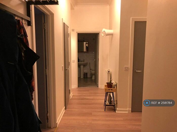 2 Bedroom Flat To Rent In Calder Street, Glasgow, G42