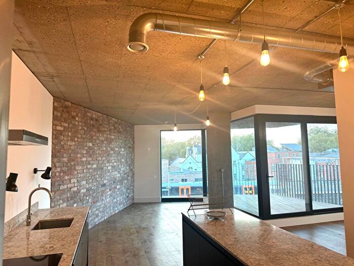 3 Bedroom Flat To Rent In Lamb Lane, London, E8