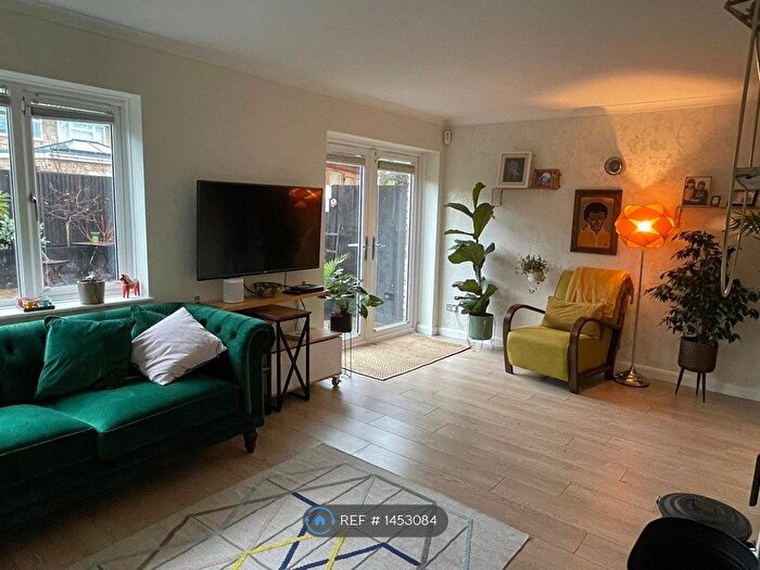 3 Bedroom Semi-Detached House To Rent In Wedderburn Close, Wokingham, RG41