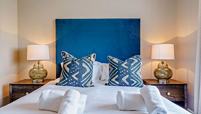 2 Bedroom Flat To Rent In Circus Apartments, Westferry Circus, London, E14