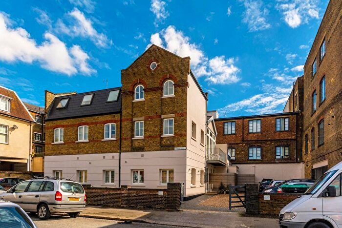 2 Bedroom Flat To Rent In Stanley Gardens, Acton, London, W3