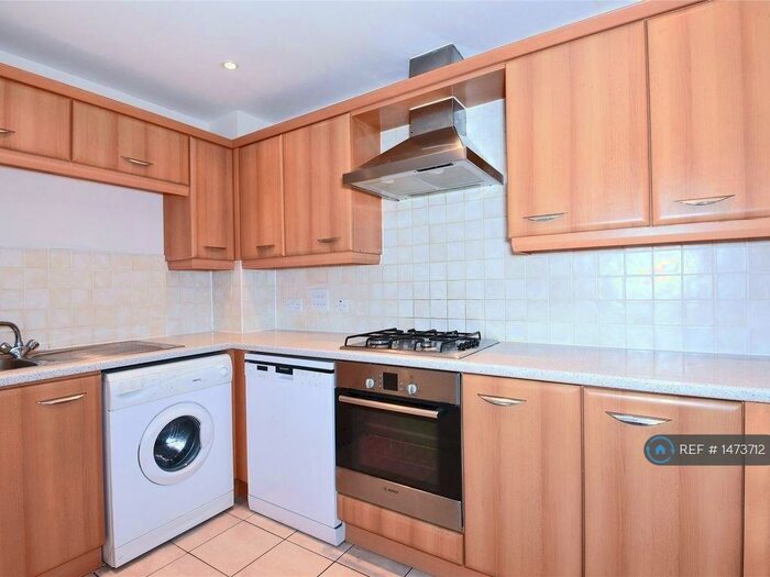 2 Bedroom Flat To Rent In Iliffe Close, Reading, RG1