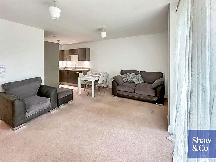1 Bedroom Flat For Sale In Mayfair Court, Hunting Place, Heston, TW5