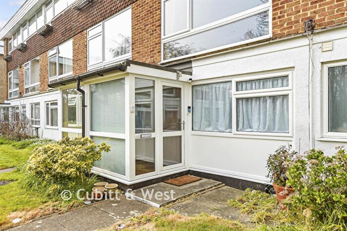2 Bedroom Ground Maisonette For Sale In Doods Road, Reigate, Surrey, RH2