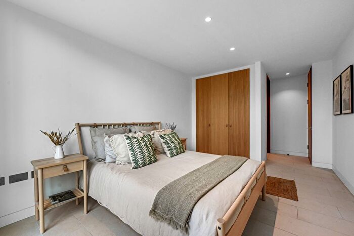 3 Bedroom Flat To Rent In Oval Road, London, NW1