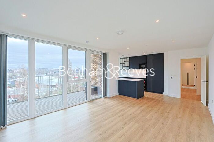2 Bedroom Flat To Rent In Beresford Avenue, Grand Union, HA0