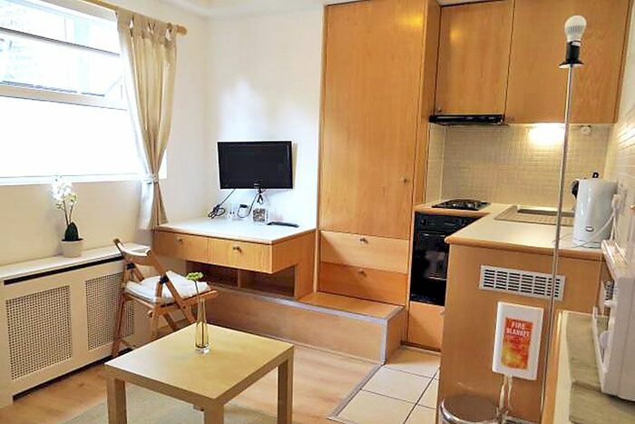 Studio To Rent In West Cromwell Road, Earls Court, London, SW5