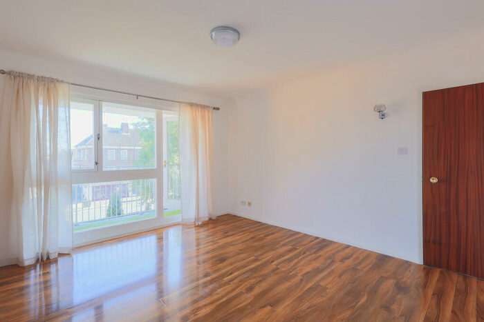 3 Bedroom Apartment To Rent In Ballards Lane, Finchley, London, N3