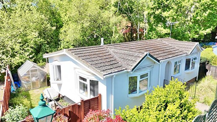2 Bedroom Mobile Home For Sale In Mytchett Farm Park, Mytchett, GU16