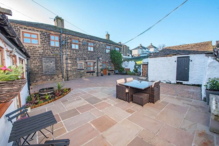 4 Bedroom Cottage For Sale In Bogthorn, Oakworth, BD22