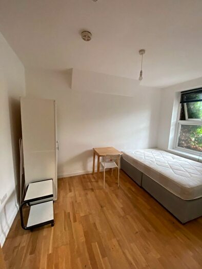 Studio To Rent In Yew Grove, London, NW2