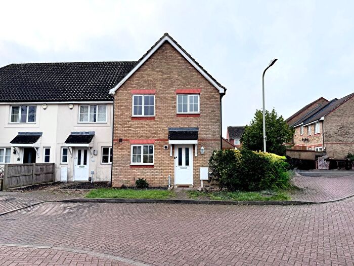 4 Bedroom Semi-Detached House To Rent In Guernsey Way, Kennington, TN24