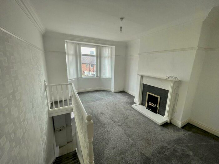 2 Bedroom Flat To Rent In Cockshott Lane, Leeds, West Yorkshire, LS12