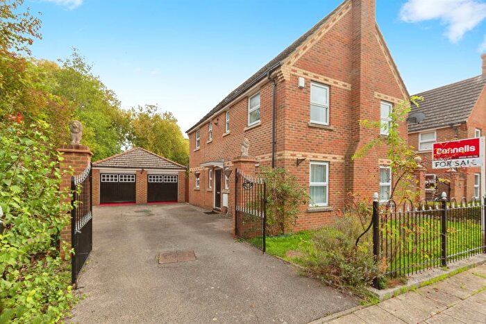 4 Bedroom Detached House For Sale In Sandhill Way, Aylesbury, HP19