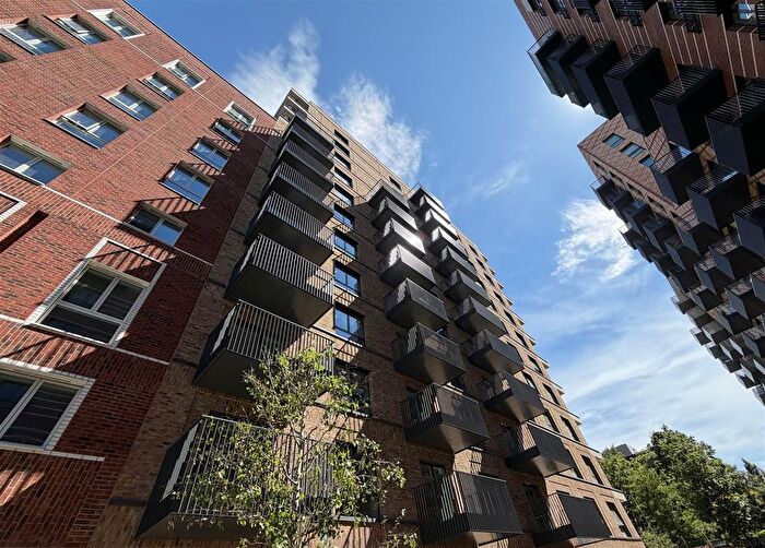 2 Bedroom Flat To Rent In Monarch Square, London, SW11