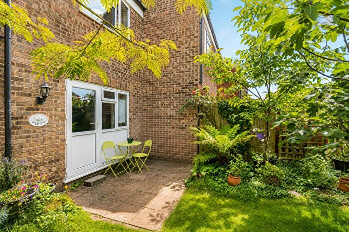 1 Bedroom Apartment For Sale In Queens Court Ride, Cobham, Surrey, KT11