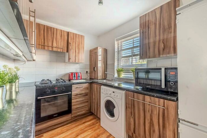 2 Bedroom Flat To Rent In Gunter Grove, Chelsea, London, SW10