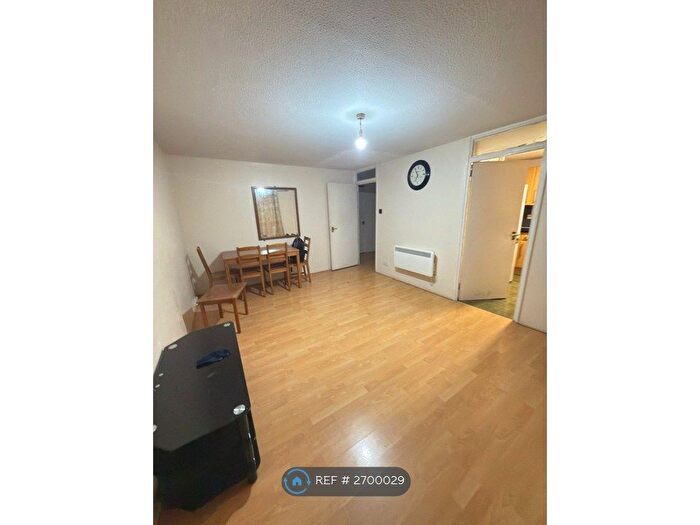 2 Bedroom Flat To Rent In Dellow Close, Ilford, IG2