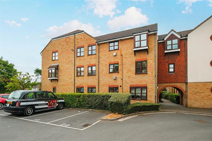 2 Bedroom Flat To Rent In Lea Court, The Ridgeway, North Chingford, E4
