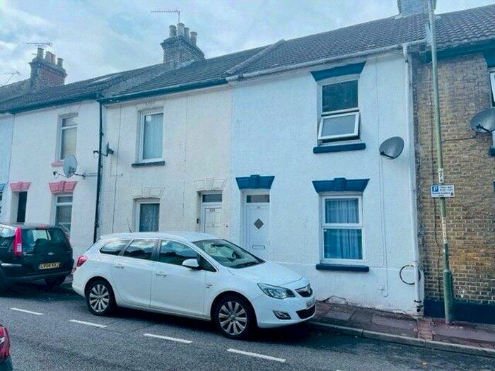 3 Bedroom Terraced House To Rent In Dale Street, Chatham, Kent, ME4