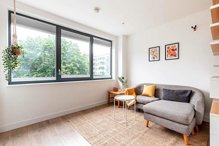 1 Bedroom Flat To Rent In St Pauls Way, Bow, London, E3