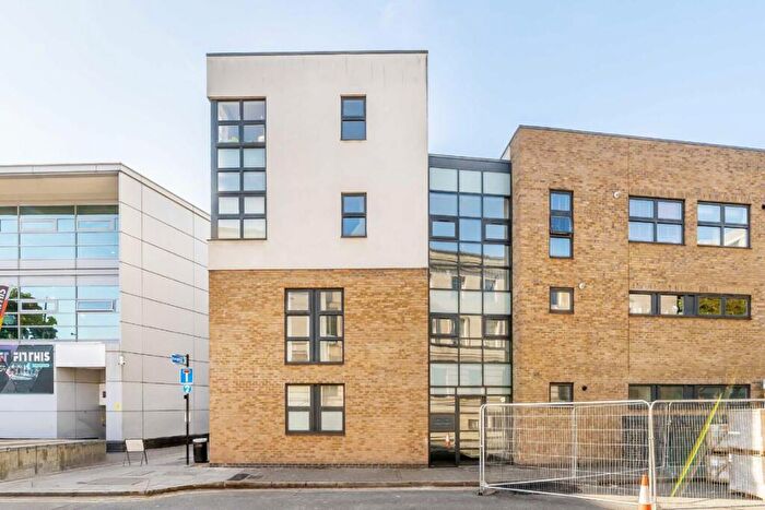 2 Bedroom Flat To Rent In Reading Lane, London Fields, E8